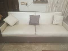 4 seater sofa ha and 3 kussions urgent. sale