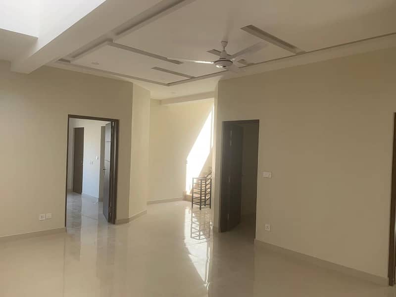 Bahria Enlcave ISB, Sec: M, 10 marla, 5 bedrooms and 5 washrooms investor rate house 23