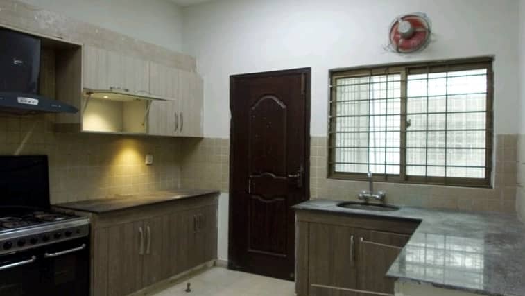 Flat Of 10 Marla In Askari 11 - Sector B Apartments Is Available 5