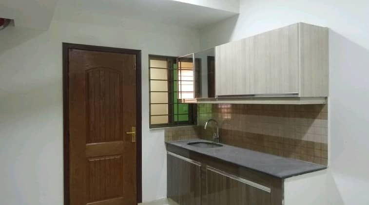 10 Marla Flat For rent In Beautiful Askari 11 - Sector B Apartments 4