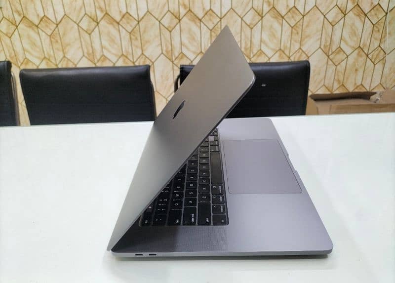 MacBook pro 2019 (16inch) i9 32GB ram 512GB SSD 1