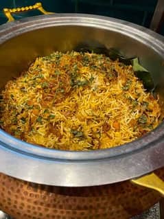 Kisi ko Biryani ka karigar chahye