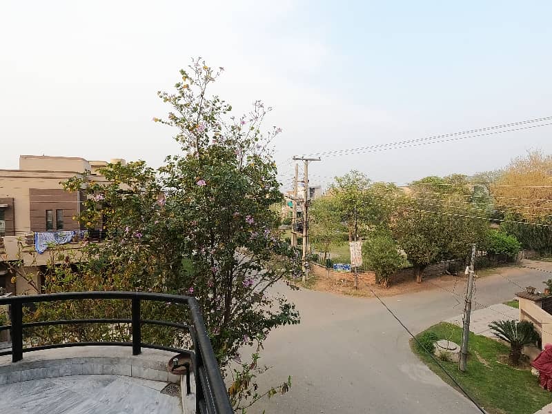 Corner 10 Marla House For sale In The Perfect Location Of Wapda Town Phase 1 - Block K2 31