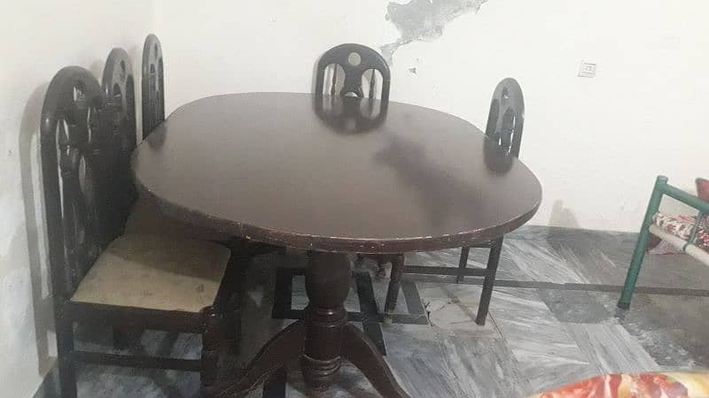 round dinning tables 3