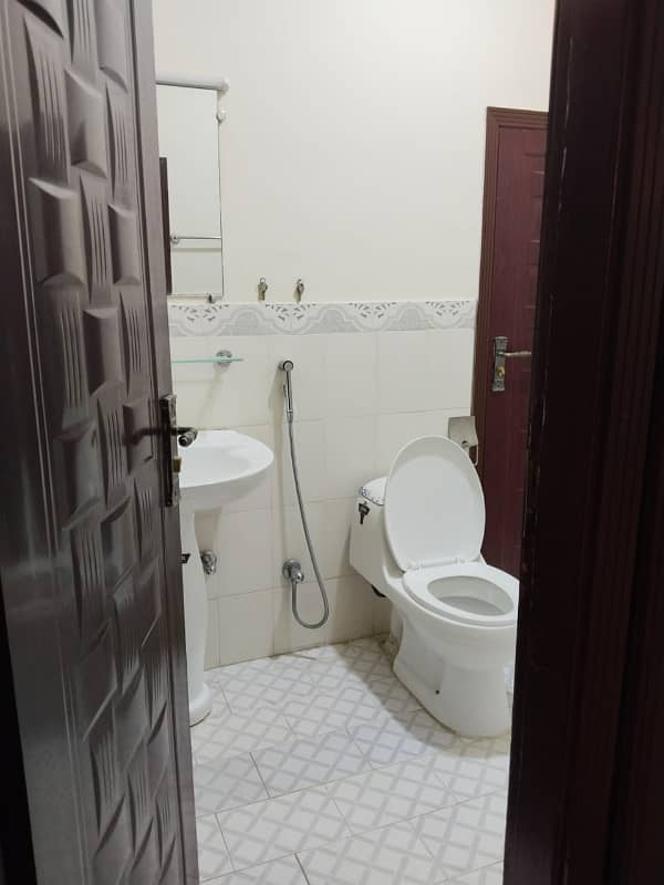 3 BAD APARTMENT AVAILABL FOR RENT IN E 11 ONLY FAMLY 11