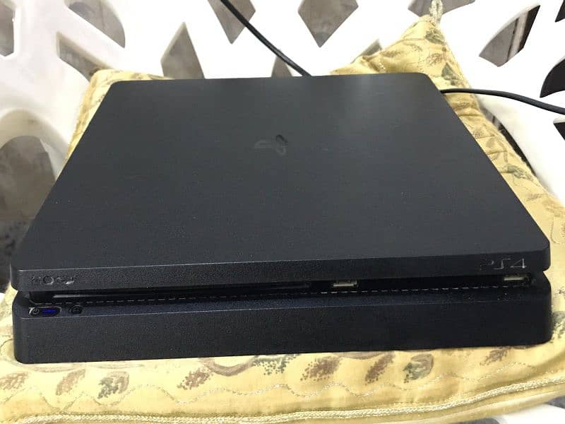 PS4 with 2 controllers and games 3