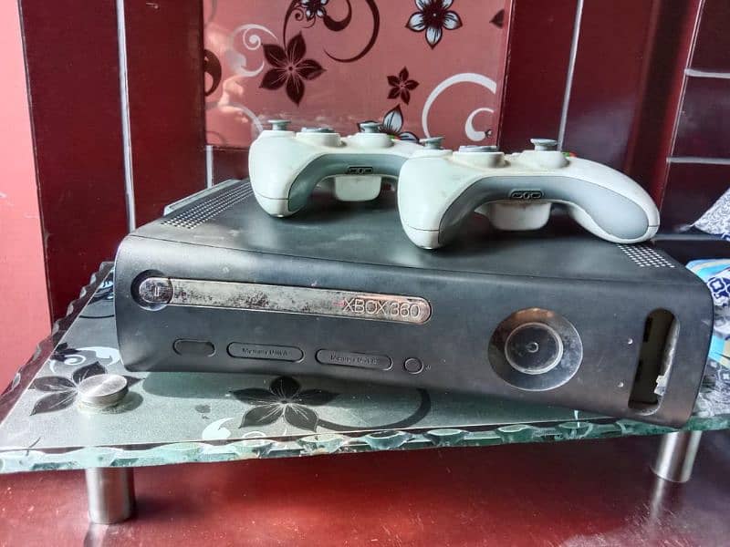 Xbox 360 with complete accessories and 2 original controls 2