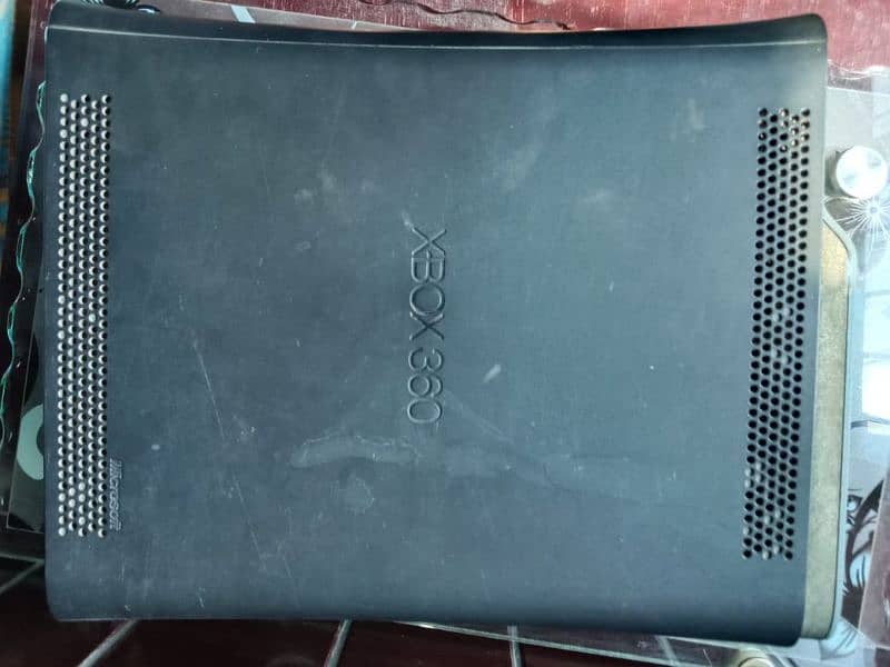 Xbox 360 with complete accessories and 2 original controls 3