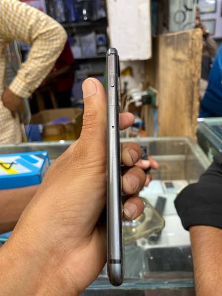 iPhone 8 Plus 64 gb 10 by 10 86 bh 11