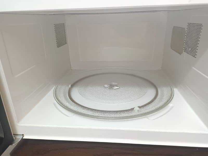 Haier full size microwave condition 10/10 1