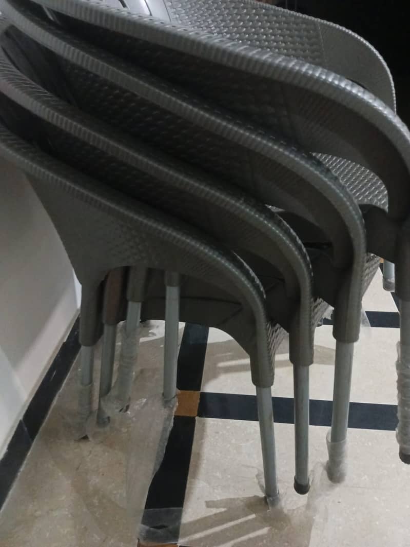 10 X PLASTIC CHAIRS AND 1 PLASTIC TABLE 1