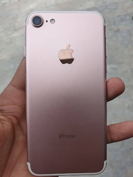 I'm selling iPhone 7 non pta condition 10by10 waterpack 3