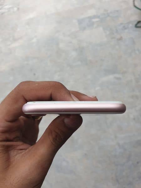 I'm selling iPhone 7 non pta condition 10by10 waterpack 7