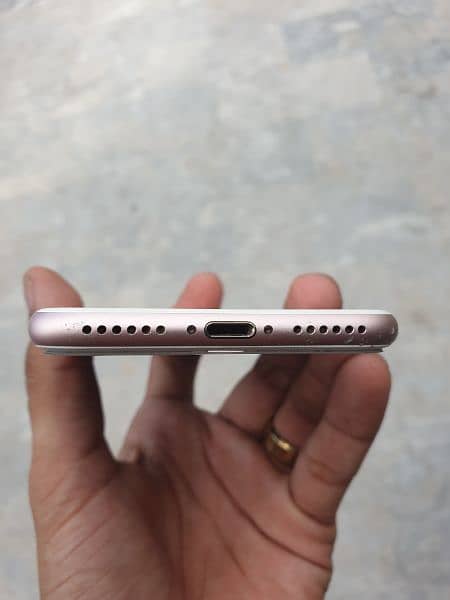 I'm selling iPhone 7 non pta condition 10by10 waterpack 9