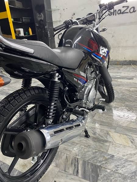 YAMAHA YBR 125G Black Edition 2023 2