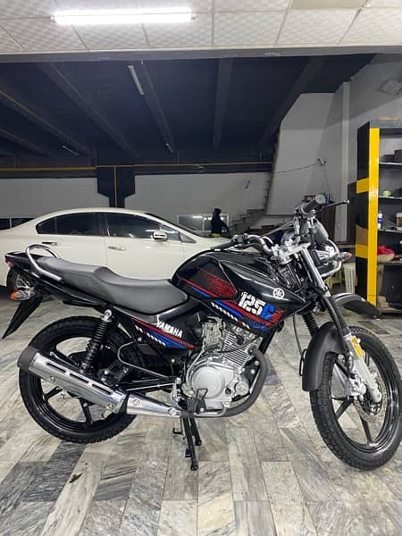 YAMAHA YBR 125G Black Edition 2023 3