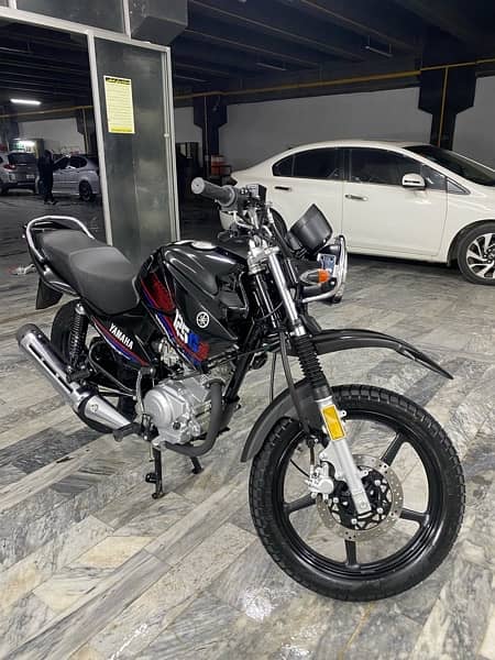 YAMAHA YBR 125G Black Edition 2023 4