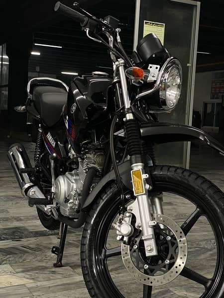 YAMAHA YBR 125G Black Edition 2023 5