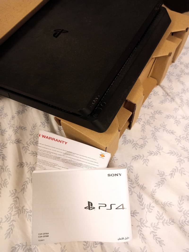 PS4 Slim 500 GB - Excellent Condition + 2 DVDs 10