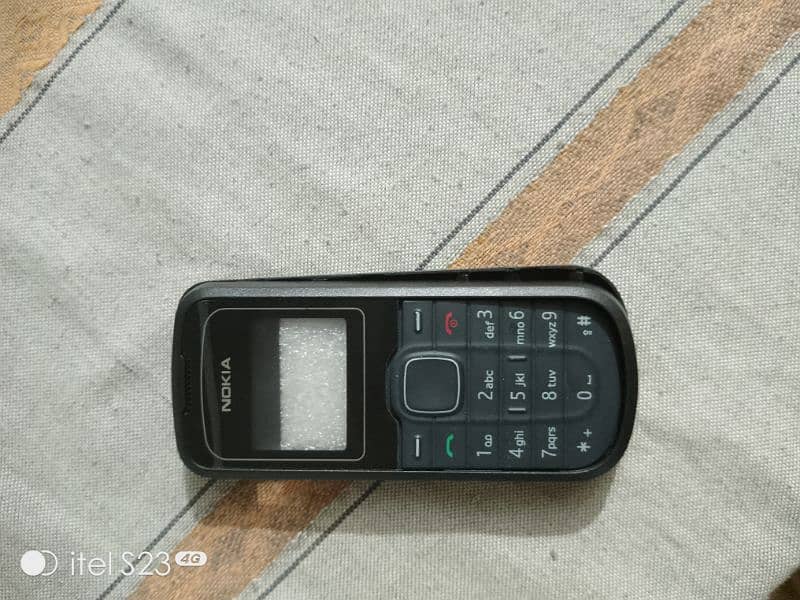 Nokia 1202 With original cassing nd keyboard. AR new original battery. 3