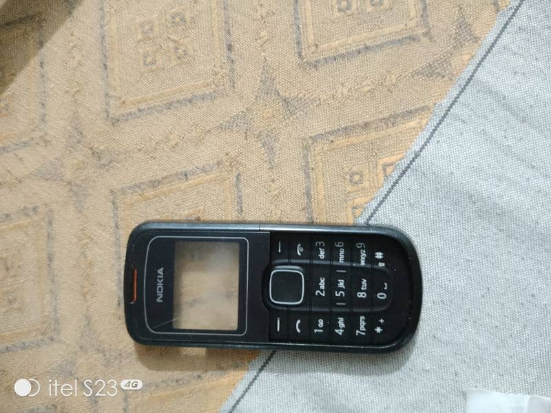 Nokia 1202 With original cassing nd keyboard. AR new original battery. 6