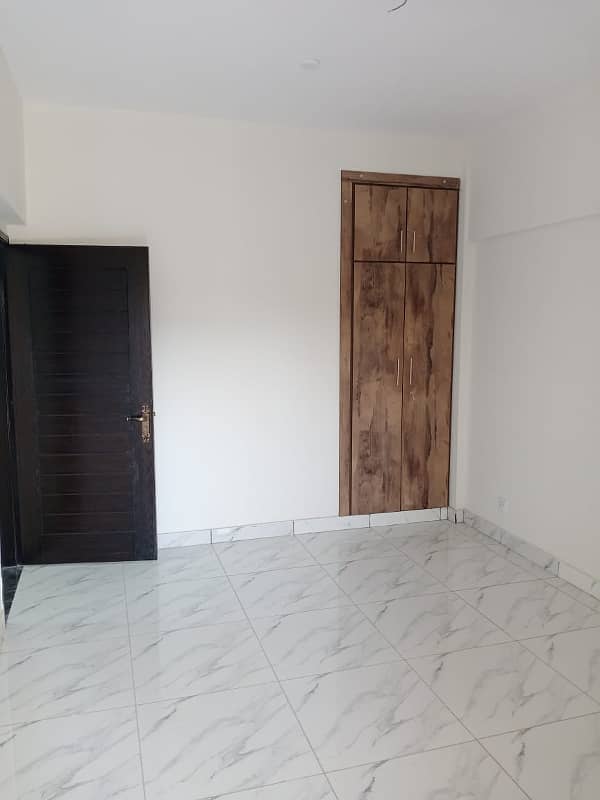 3BED-DD FLAT (2ND FLOOR) CORNER, JUST LIKE NEW AVAILABLE FOR SALE IN KINGS COTTAGES (PH-II) BLOCK-7 GULISTAN-E-JAUHAR 5