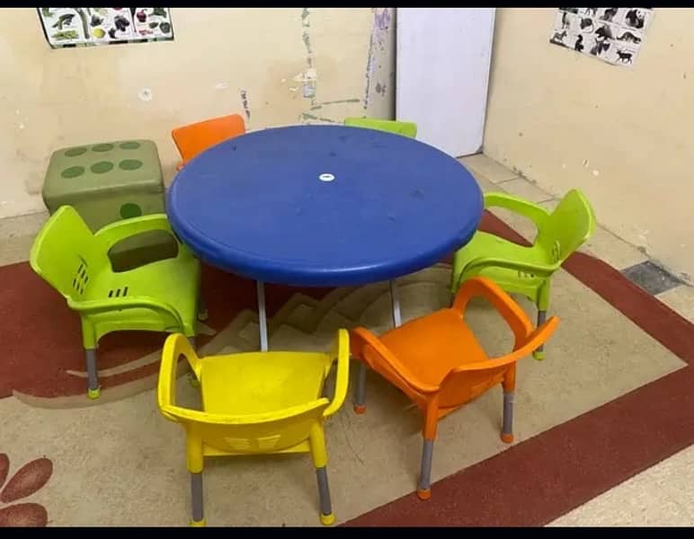 table with chairs 0