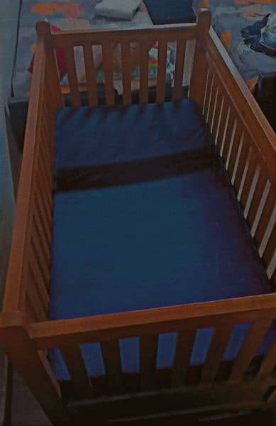 baby cot with free mattress 2