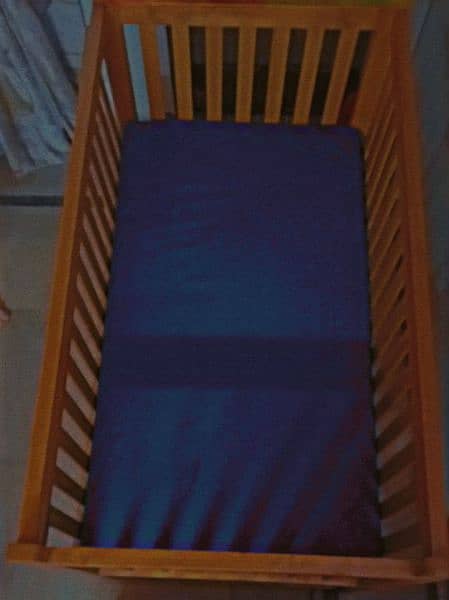 baby cot with free mattress 3