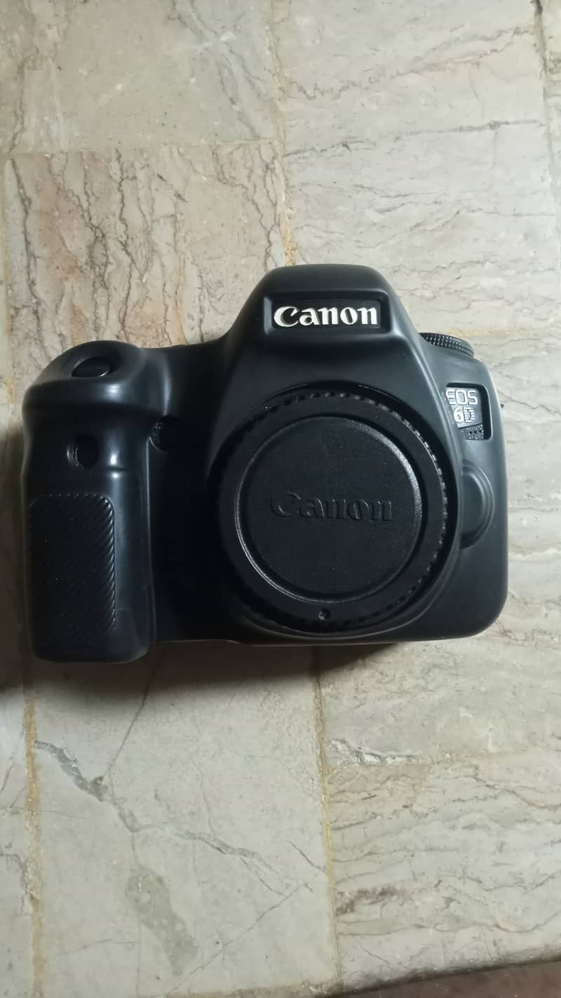 DSLR Canon Camera with Accessories 9