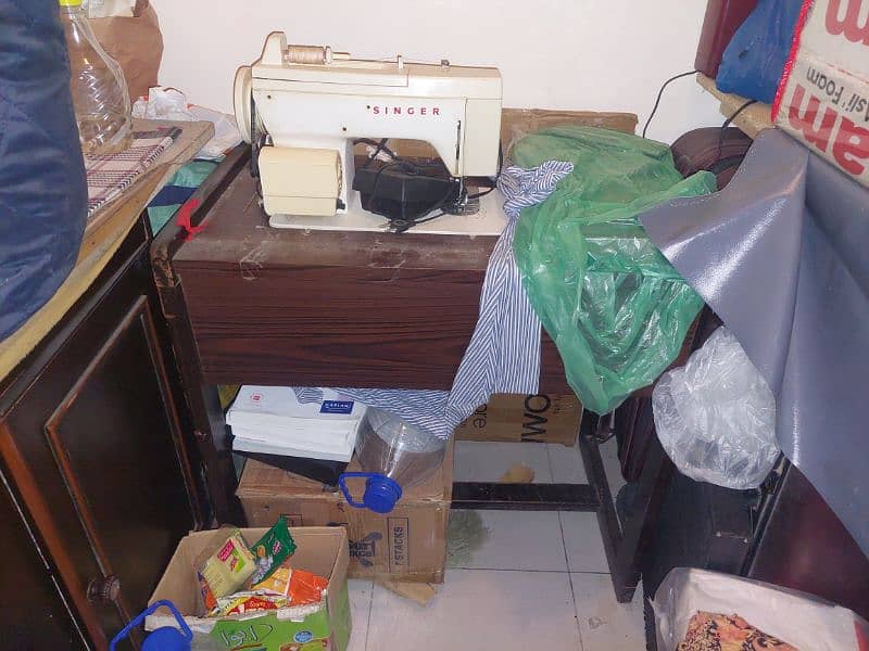 sewing machine with its table 2