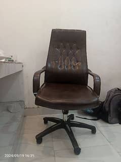 Executive Chair and wood Almari 0