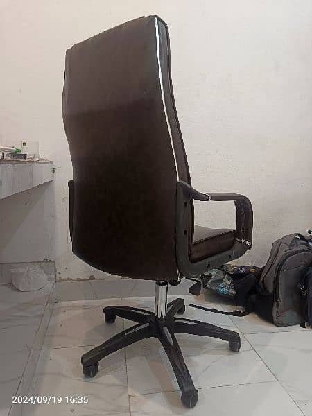 Executive Chair and wood Almari 1