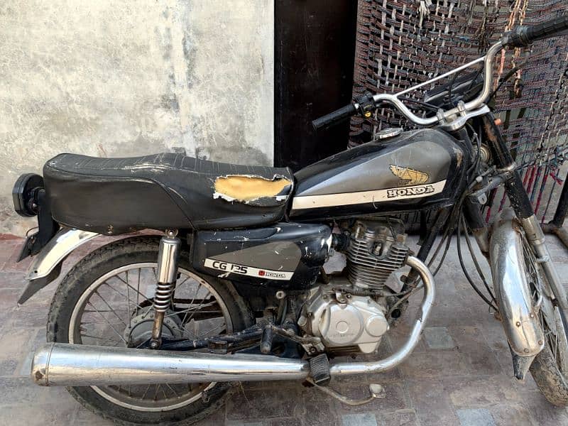 Honda 125 black color 3