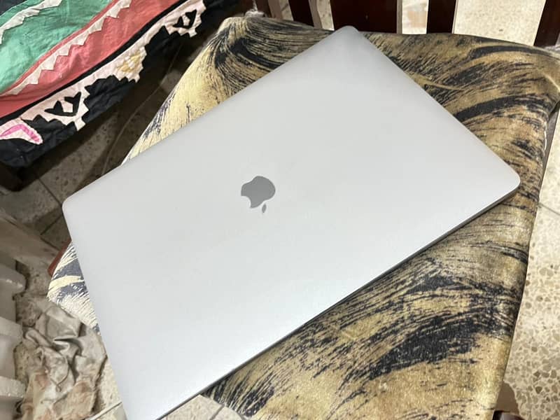 Macbook 2018 - 15.5 Inches - intel core i9 - 16Gb with 1TB hard 1