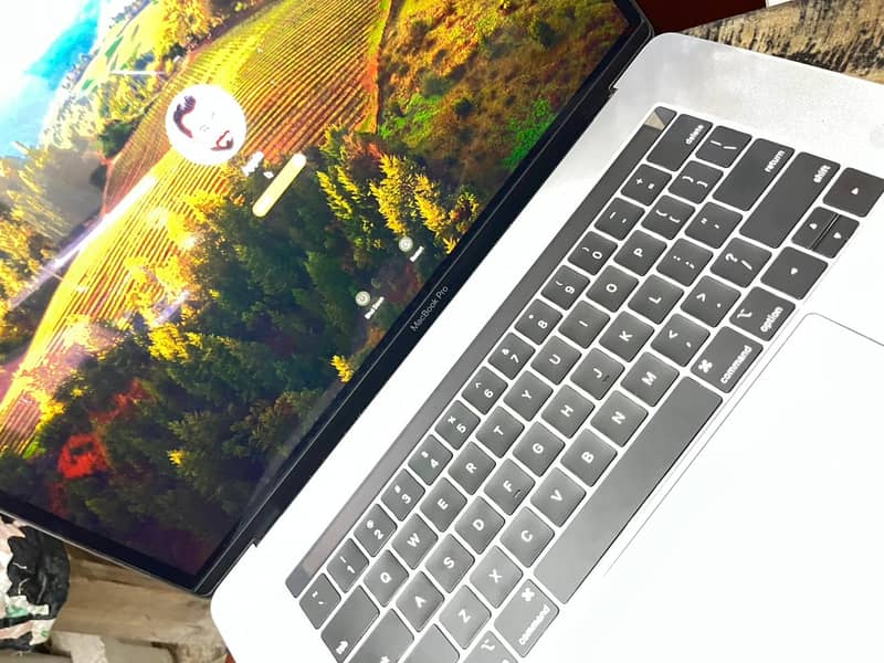 Macbook 2018 - 15.5 Inches - intel core i9 - 16Gb with 1TB hard 3