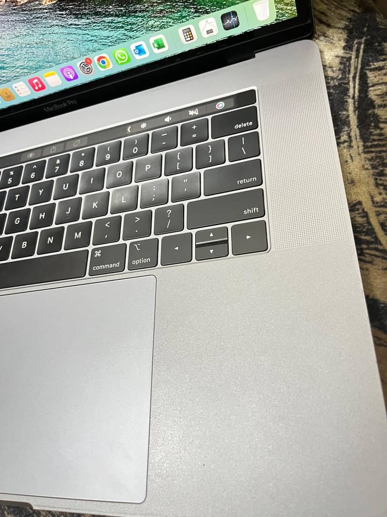 Macbook 2018 - 15.5 Inches - intel core i9 - 16Gb with 1TB hard 4