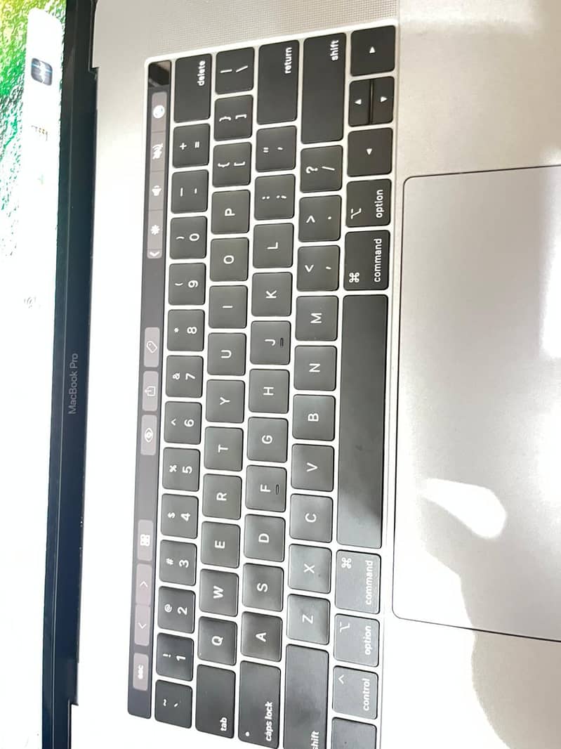 Macbook 2018 - 15.5 Inches - intel core i9 - 16Gb with 1TB hard 5