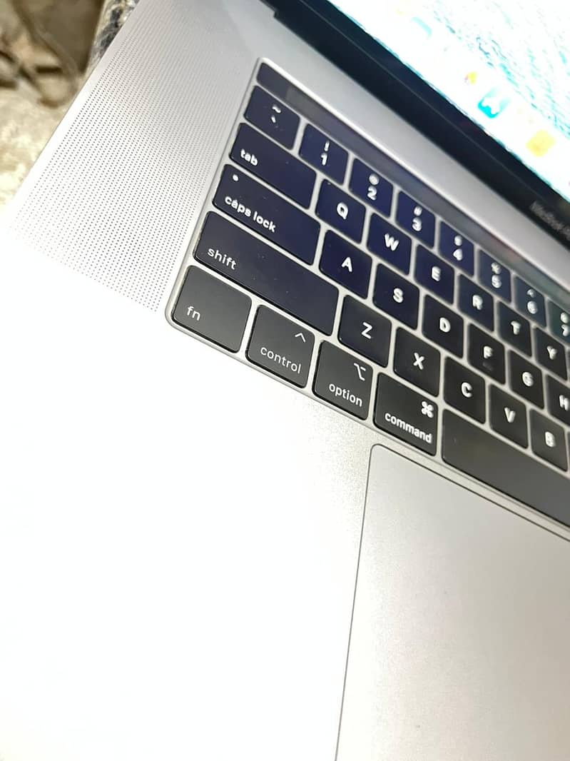 Macbook 2018 - 15.5 Inches - intel core i9 - 16Gb with 1TB hard 6