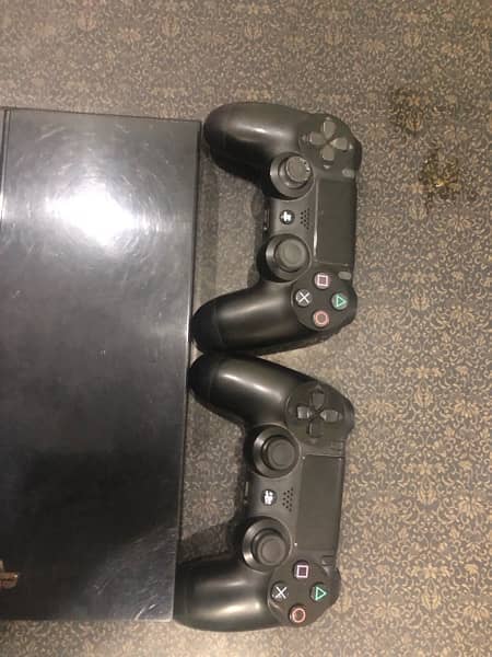 PlayStation 4 1tb with 2 controllers 5