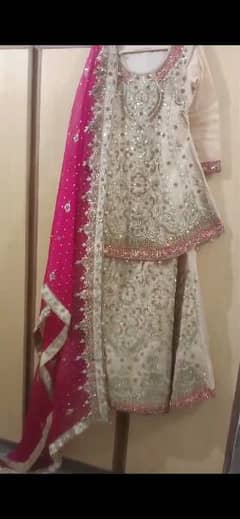 golden lehnga with red dupatta