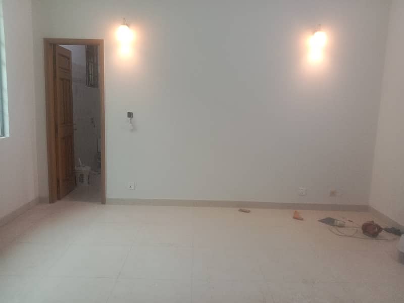 Double Unit 1 Kanal Prime Location Available House For Rent phase 2 R Block 18