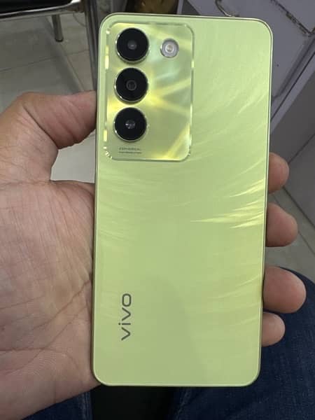 vivo y100 8/256gb. . with pack original charger & pack cable. . 9.8 cndtn 0