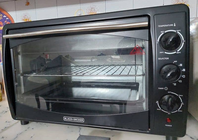 42 litre Black+Decker oven for sale (Like New) 0