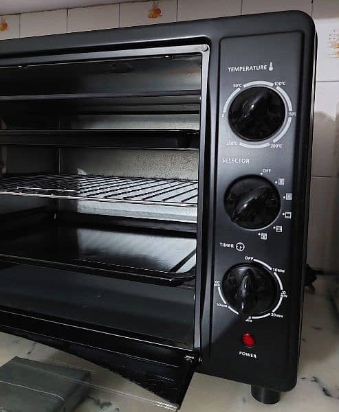 42 litre Black+Decker oven for sale (Like New) 1