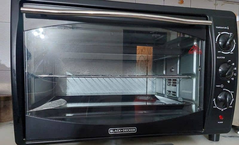 42 litre Black+Decker oven for sale (Like New) 2