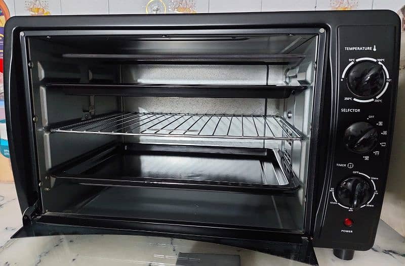 42 litre Black+Decker oven for sale (Like New) 3