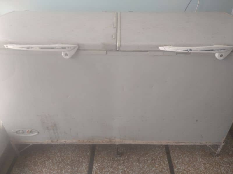 freezer  double door good condition chill box 2