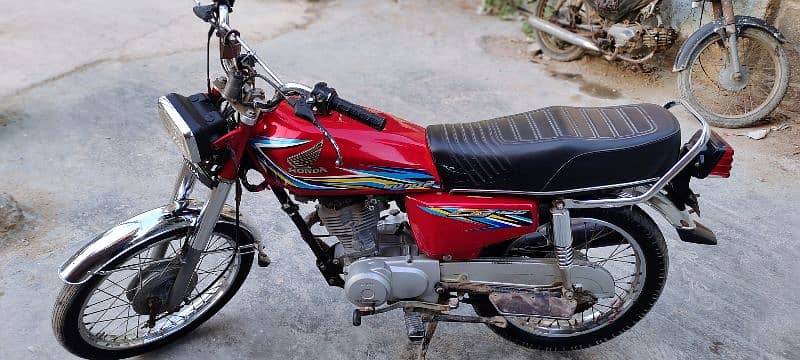 Honda 125cc Red Genuine Condition 2