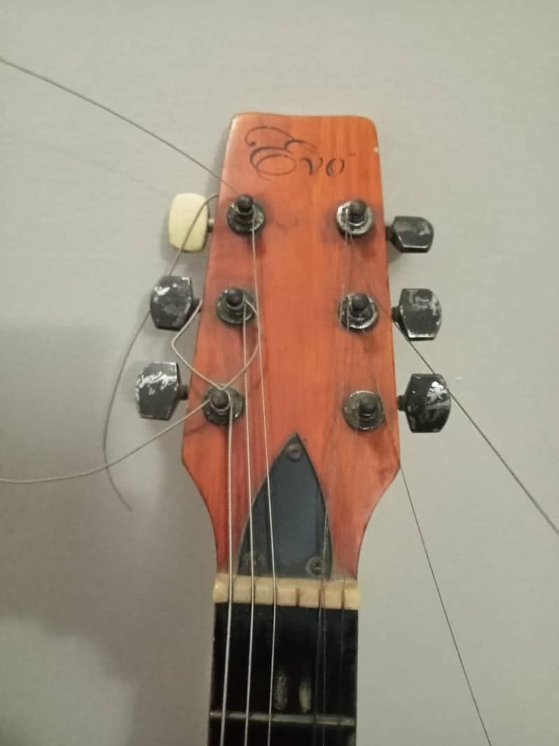 Semi acoustic guitar Demand 15K 2